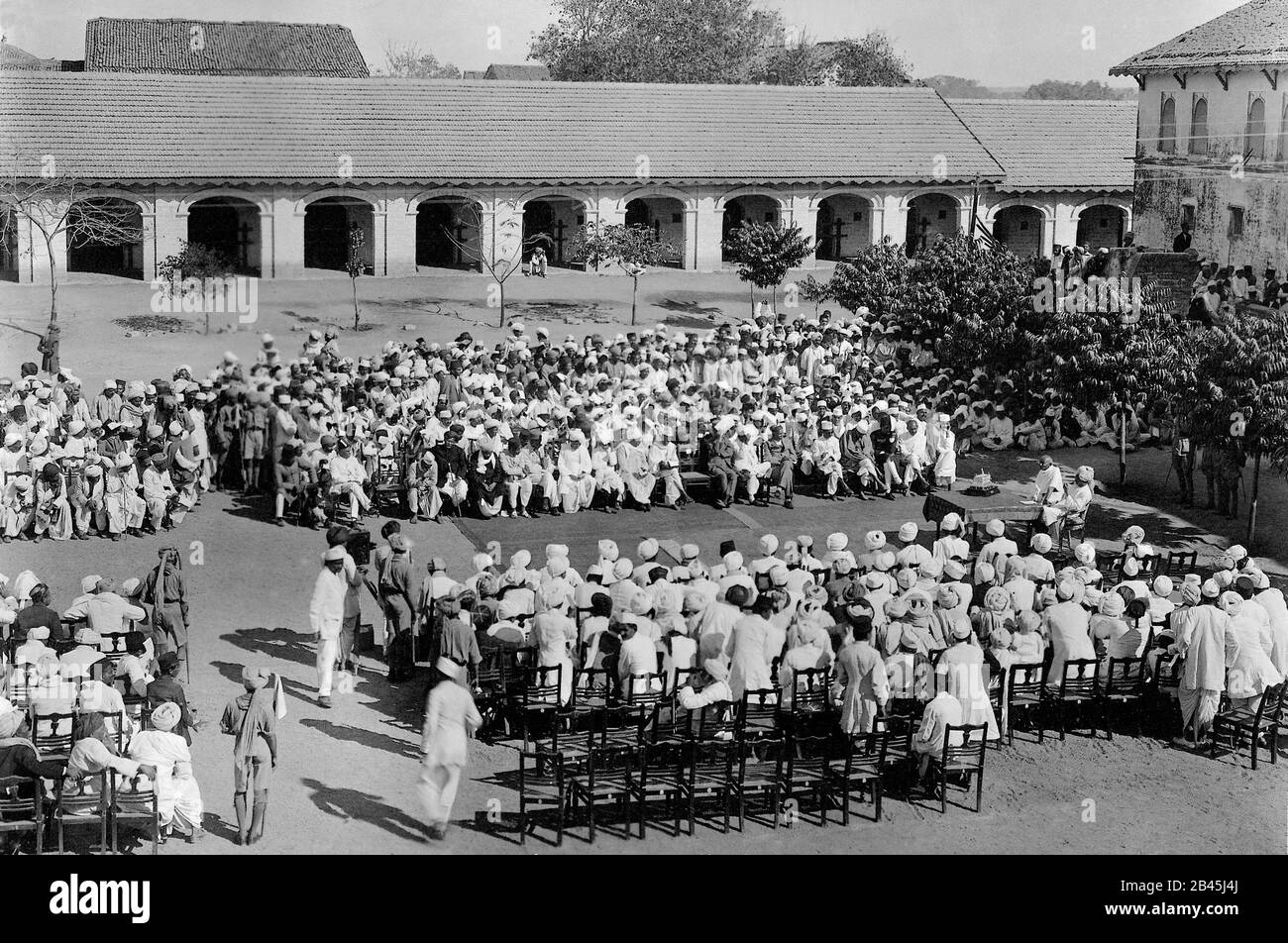 Mahatma Gandhi beim Gartentreffen des damaligen Herrschers von Rajkot, Gujarat, Indien, Asien, 15. Februar 1925, altes Bild des Jahrgangs 1900 Stockfoto