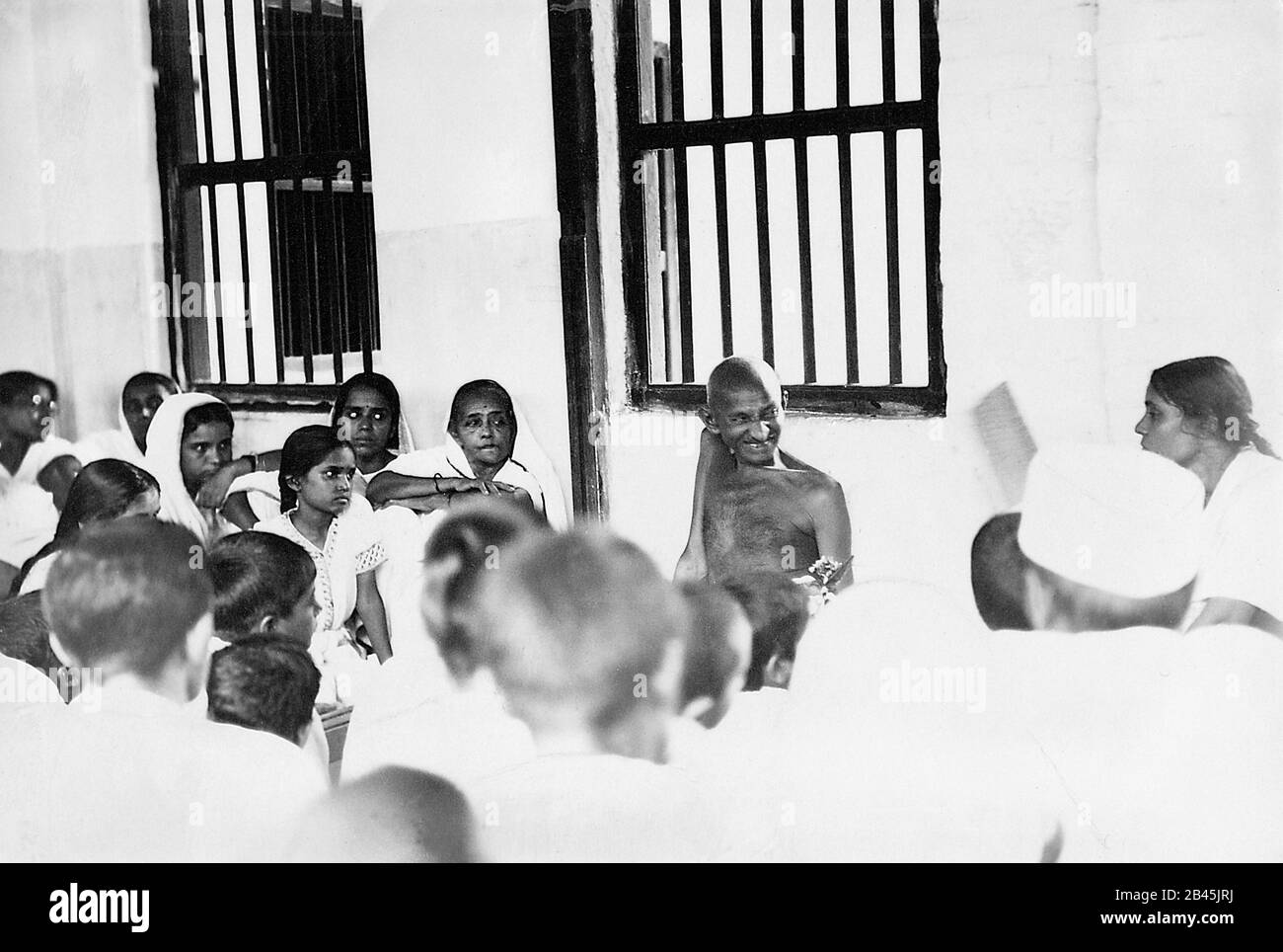Mahatma Gandhi mit seinen Ashram-Arbeitern in Sabarmati Ashram, Ahmedabad, Gujarat, Indien, Asien, 1929, altes Bild des Jahrgangs 1900 Stockfoto