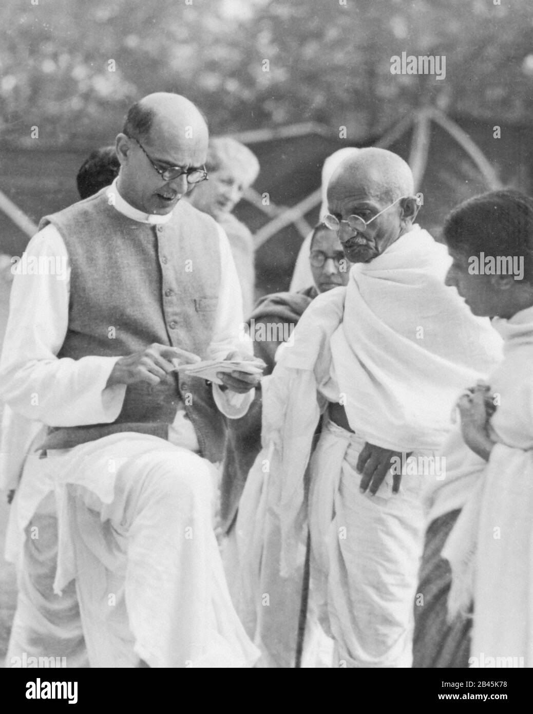 Sekretär Mahadev Desai liest einen Brief an Mahatma Gandhi vom britischen Vizekönig, Bombay, Mumbai, Maharashtra, Indien, Asien, April 1939, altes Bild des Jahrgangs 1900 Stockfoto