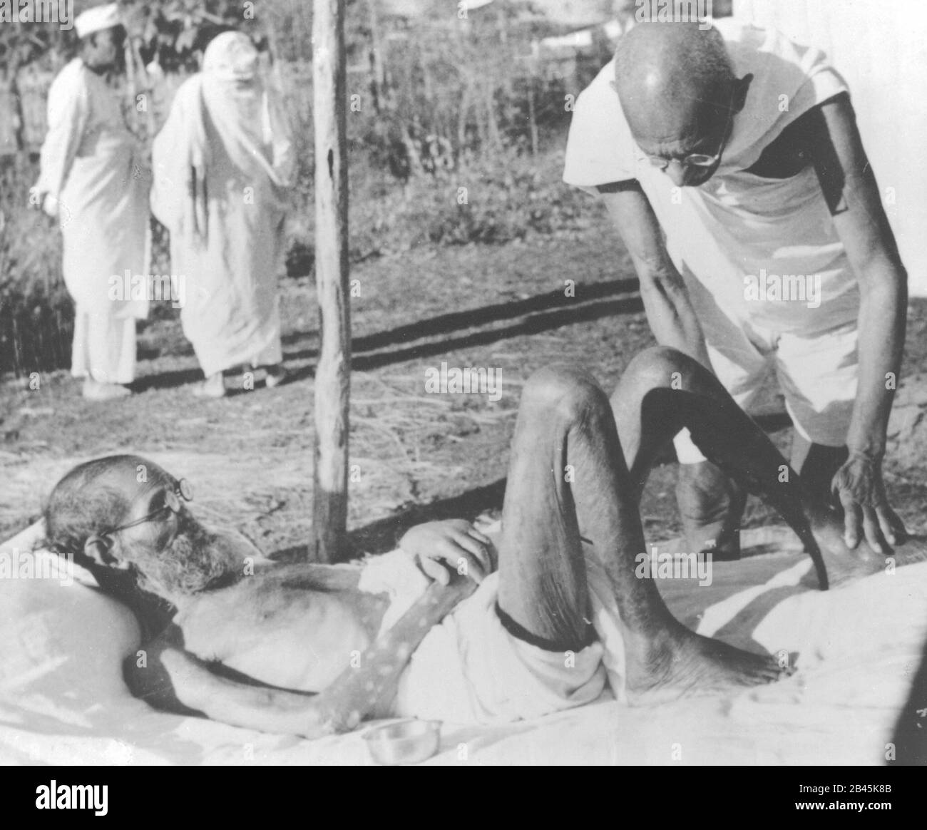 Mahatma Gandhi gibt einer Leprapatienten Massage im Sevagram Ashram, Wardha, Nagpur, Maharashtra, Indien, Asien, 1940, altes Bild des Jahrgangs 1900s Stockfoto