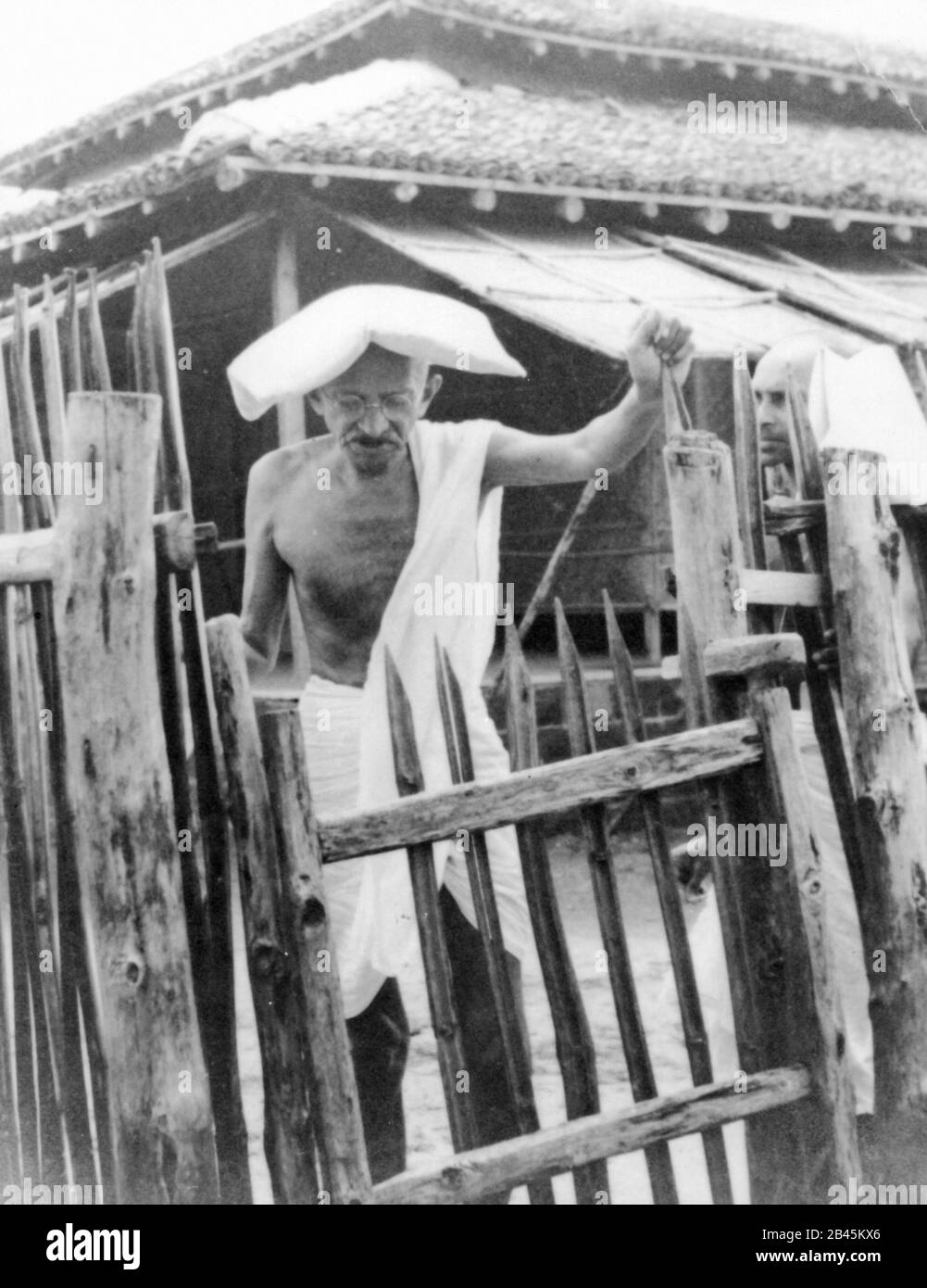 Mahatma Gandhi mit Kopfschlammsack im Sommer, Sevagram Ashram, Wardha, Nagpur, Maharashtra, Indien, Asien, 1940, altes Bild des Jahrgangs 1900er Stockfoto