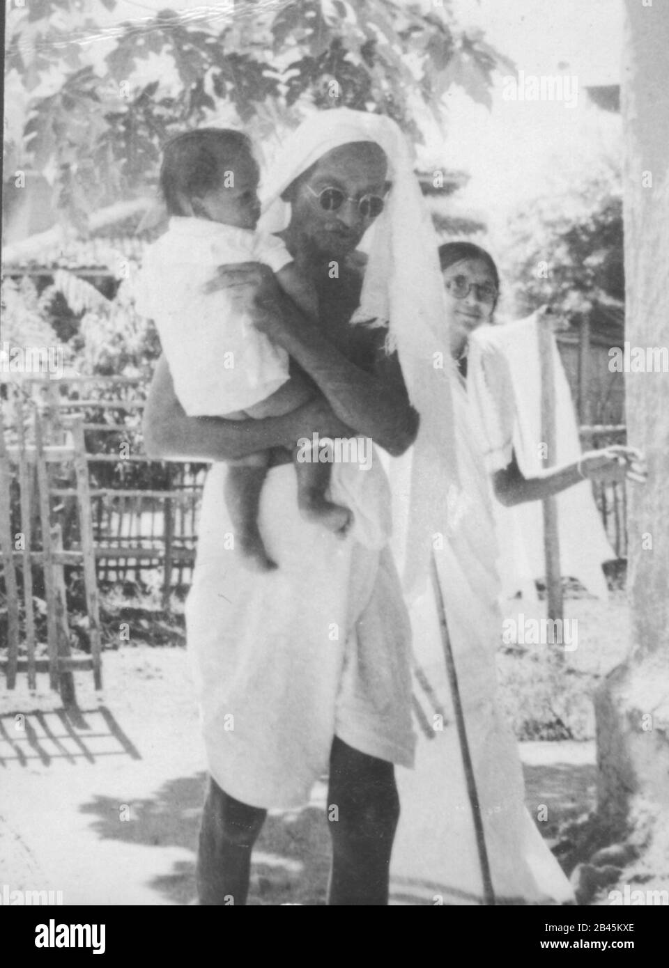 Mahatma Gandhi trägt ein Kind, Sevagram Ashram, Wardha, Nagpur, Maharashtra, Indien, Asien, Mai 1940, alter Jahrgang 1900s Bild Stockfoto