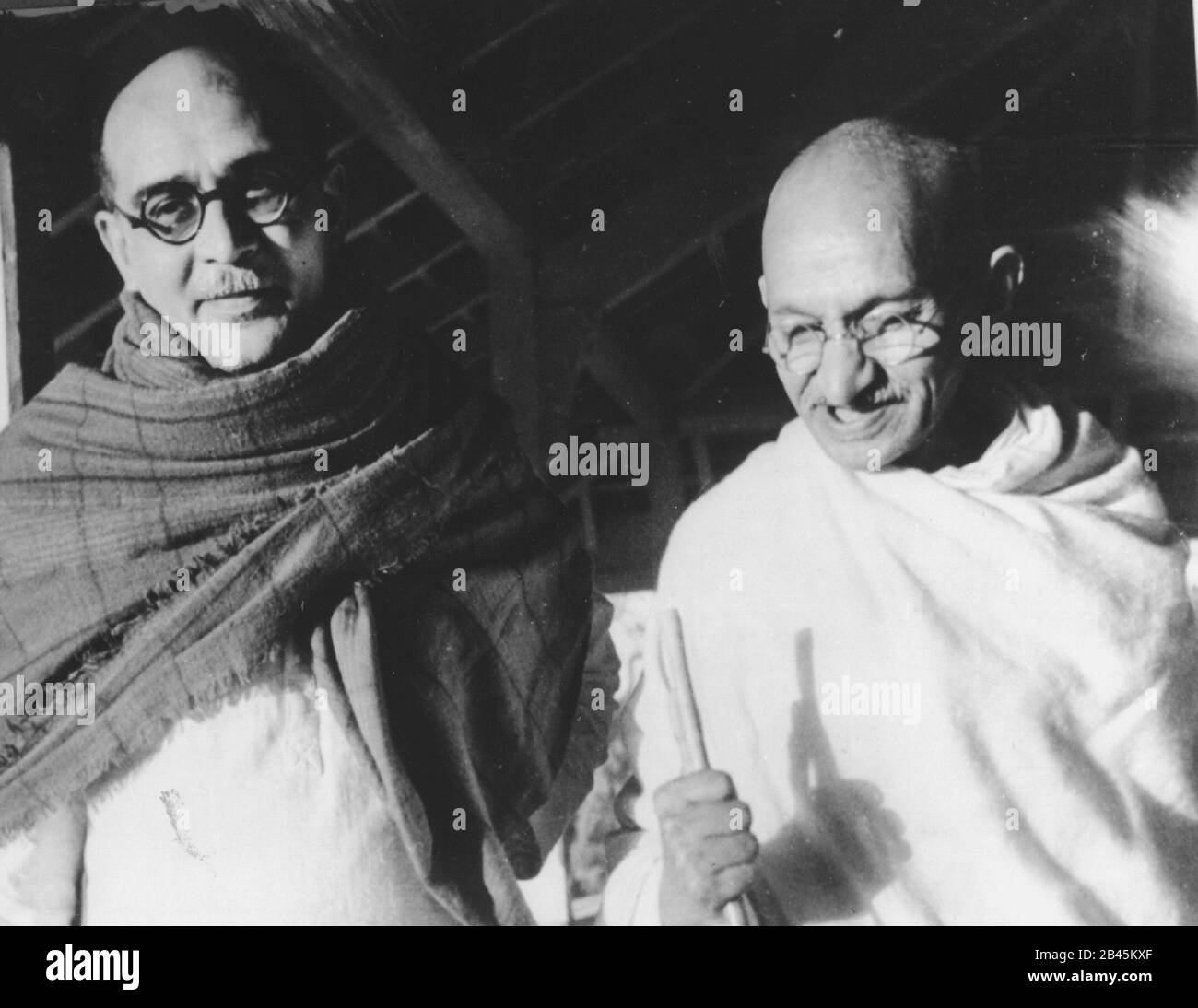 Mahatma Gandhi mit Sekretär Mahadev Desai, Sevagram Ashram, Wardha, Nagpur, Maharashtra, Indien, Asien, Mai 1940, alter Jahrgang 1900s Bild Stockfoto