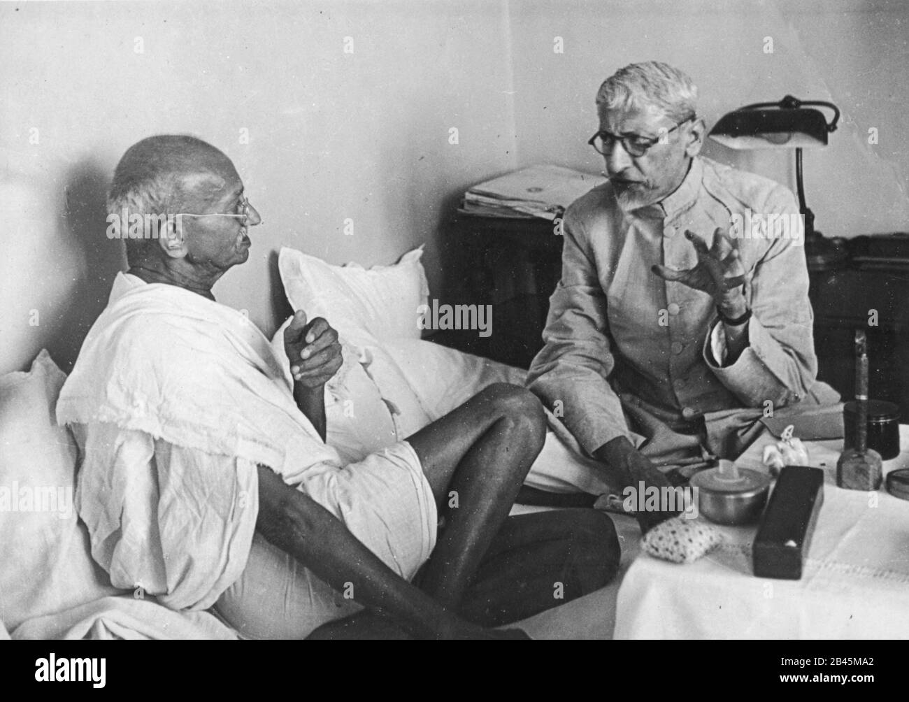 Mahatma Gandhi im Gespräch mit Abul Kalam Azad, Birla House, Bombay, Mumbai, Maharashtra, Indien, Asien, Juni 1945, alter Jahrgang 1900s Bild Stockfoto