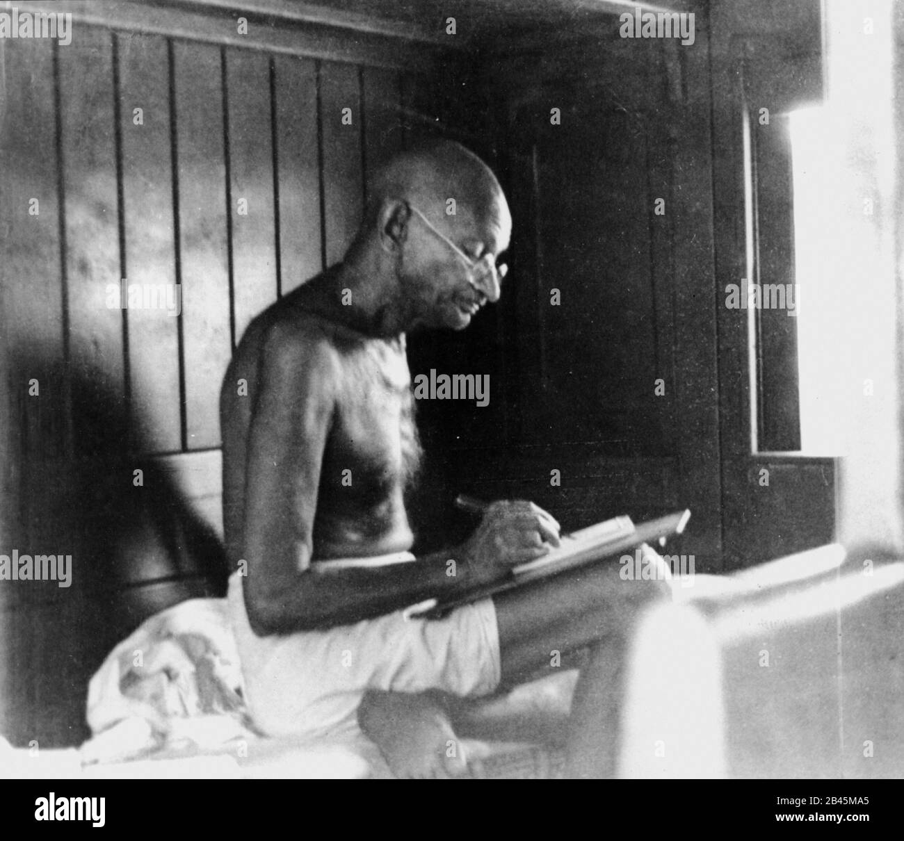 Mahatma Gandhi Schreiben im Zugabteil, Indien, 1940er Jahre, altes vintage 1900er Bild Stockfoto