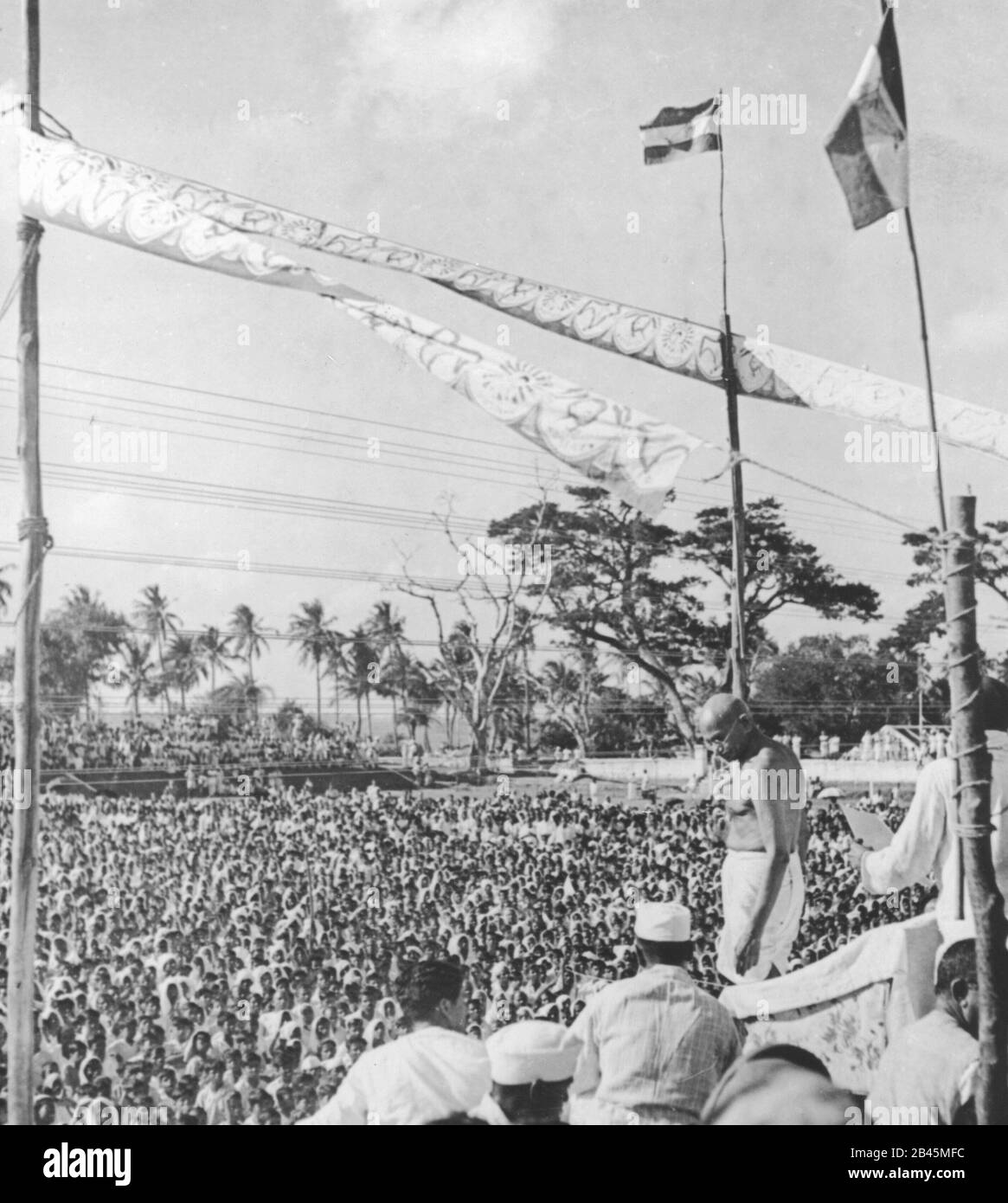 Mahatma Gandhi bei einem öffentlichen Treffen in Westbengalen, Indien, Asien, 1945, altes Bild des Jahrgangs 1900 Stockfoto