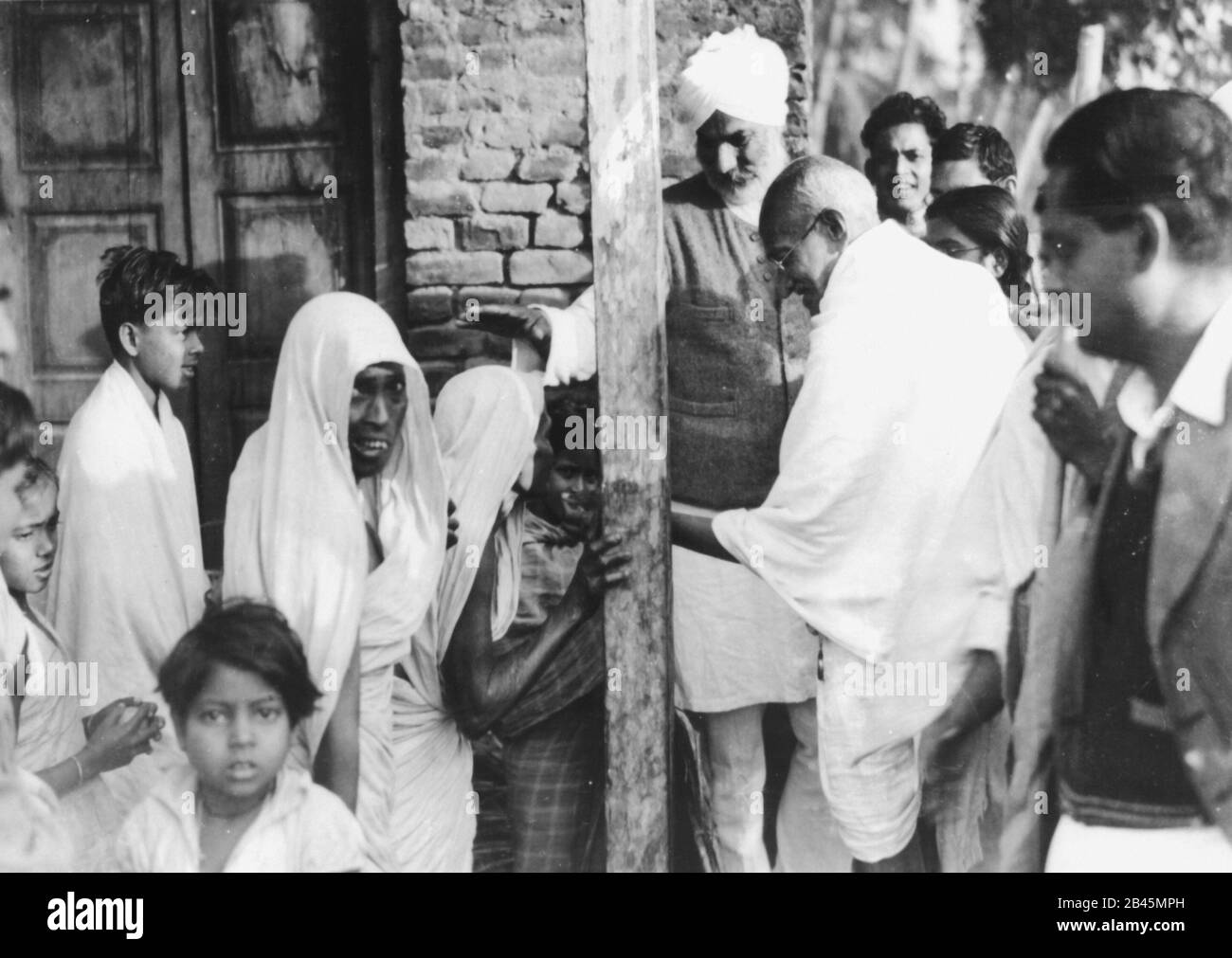 Mahatma Gandhis Treffen mit weinenden Frauen nach den Krawallen zwischen Hindus und Muslimen in Westbengalen, Indien, Asien, November 1946 Stockfoto