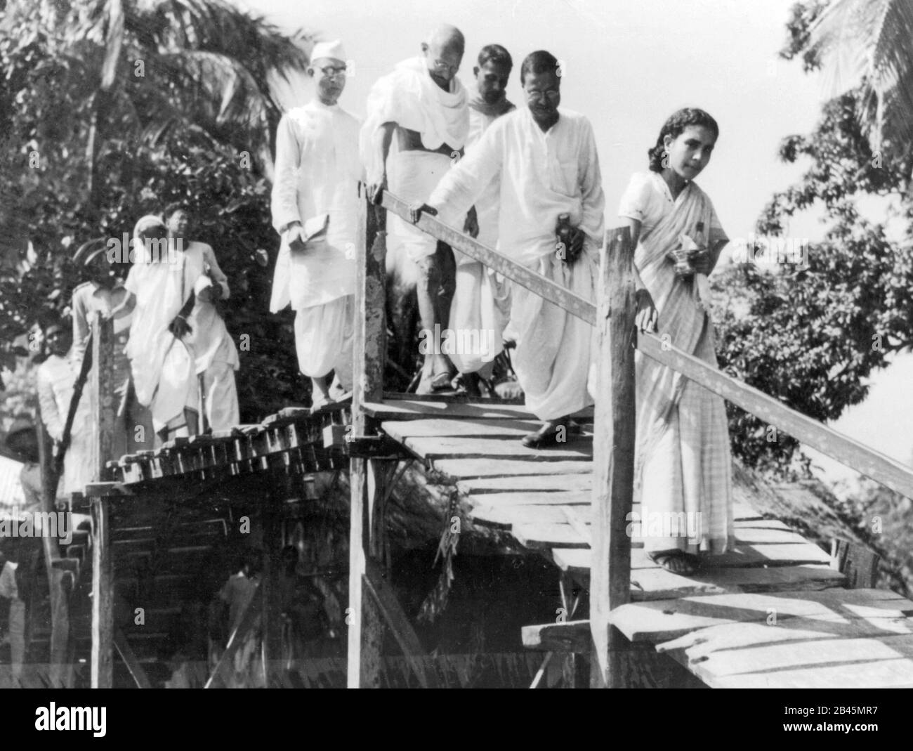 Mahatma Gandhi überquert Holzbrücke auf Besuch in Westbengalen, Indien, Asien, November 1946, altes Vintage 1900s Bild Stockfoto