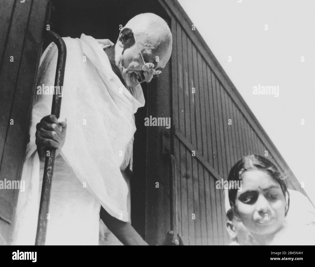 Mahatma Gandhi beim Aussteigen aus einem Zugabteil der dritten Klasse am Bahnhof Madras, Chennai, Tamil Nadu, Indien, Asien, 1946, altes Bild des Jahrgangs 1900er Stockfoto