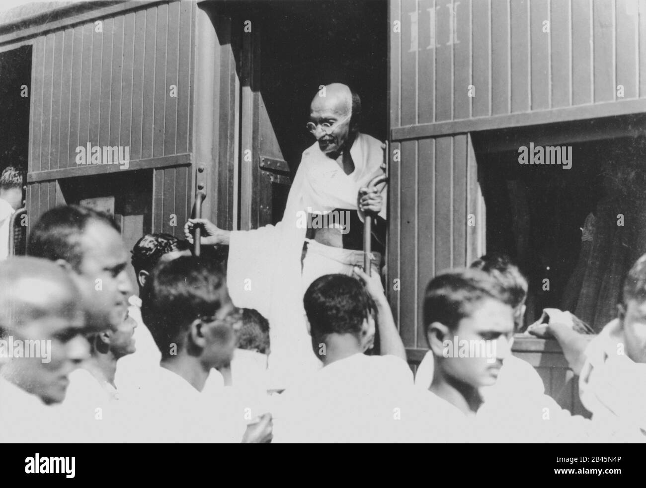 Mahatma Gandhi kommt aus einem dritten Klasse-Zugabteil, Madras, Chennai, Tamil Nadu, Indien, Asien, 1946, alter Jahrgang 1900s Bild Stockfoto