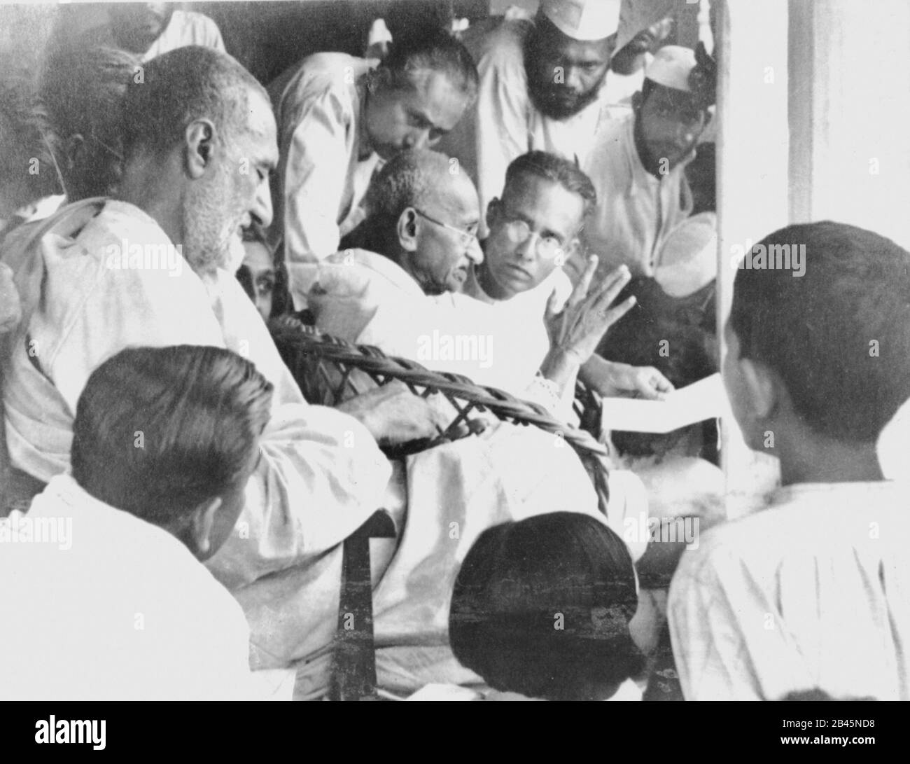 Mahatma Gandhi im Gespräch mit der Muslim League in Jahanabad, Bihar, Indien, Asien, März 1947, altes Bild des Jahrgangs 1900 Stockfoto
