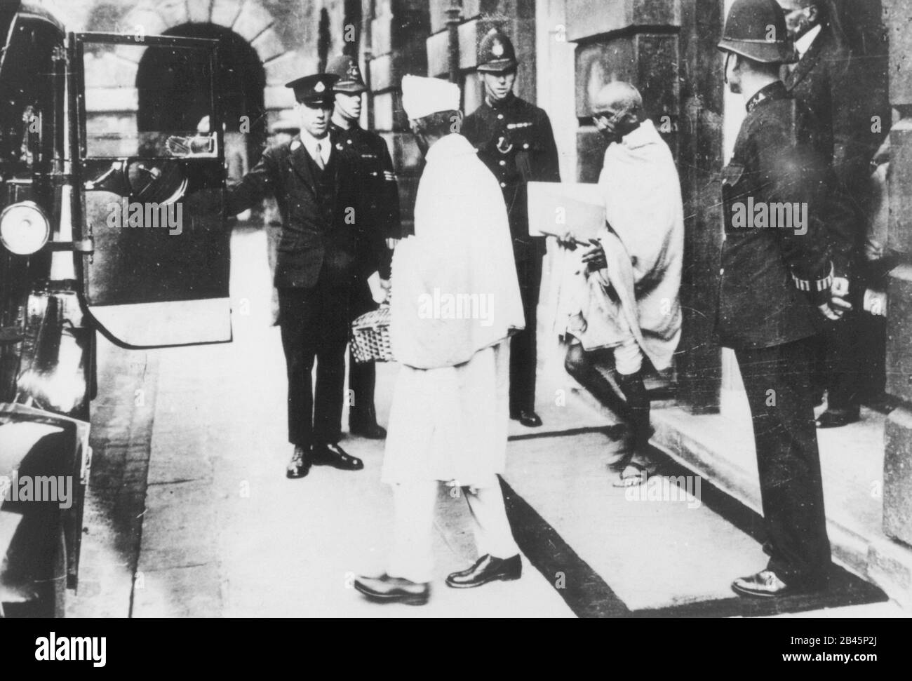 Mahatma Gandhi und die Mitarbeiter, die zu einem Treffen mit König Georg V. im Buckingham Palace, Großbritannien, am 11. November 1931 ausscheiden Stockfoto