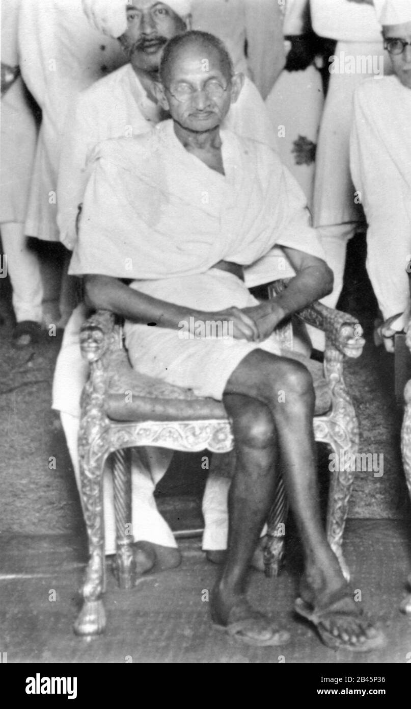 Mahatma Gandhi sitzt auf einem Stuhl während eines Besuchs des Herrschers von Rajkot, Gujarat, Indien, Asien, Mai 1939, altes Vintage 1900s Bild Stockfoto