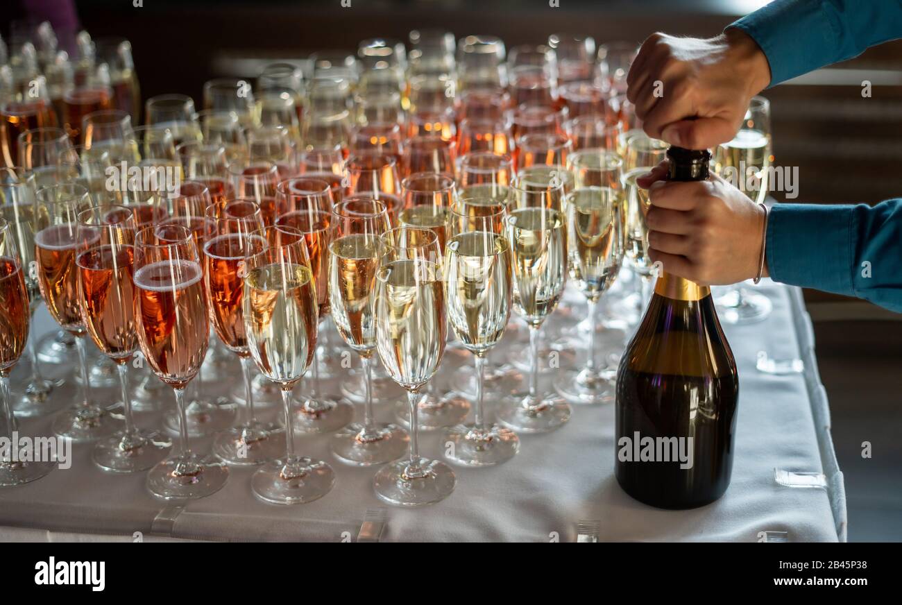 Eine Brille roter Strafverfolgung und Champagner Stockfoto