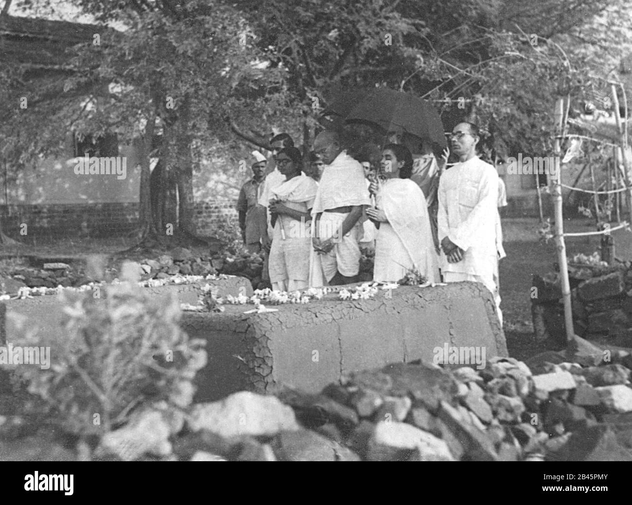 Mahatma Gandhi am Denkmal des Sekretärs Mahadev Desai und Kasturba Gandhi, Aga Khan Palast, Poona, Pune, Maharashtra, Indien, Asien, 6. Mai 1944, altes Vintage 1900s Bild Stockfoto