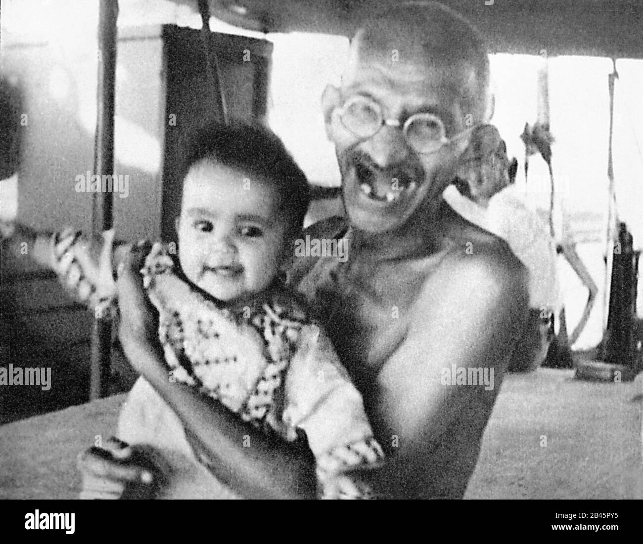 Mahatma Gandhi spielt mit einem Kind während seiner Reise auf der SS Rajputana, September 1931, altes Bild des Jahrgangs 1900 Stockfoto