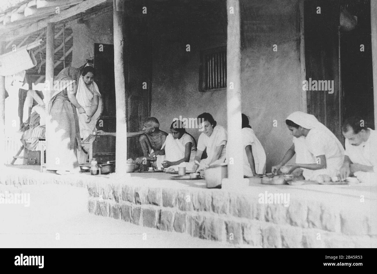 Mahatma Gandhi und Mitarbeiter essen Abendessen im Sevagram Ashram, Vardha, Maharashtra, Indien, Asien, November 1933, alten Jahrgang 1900s Bild Stockfoto