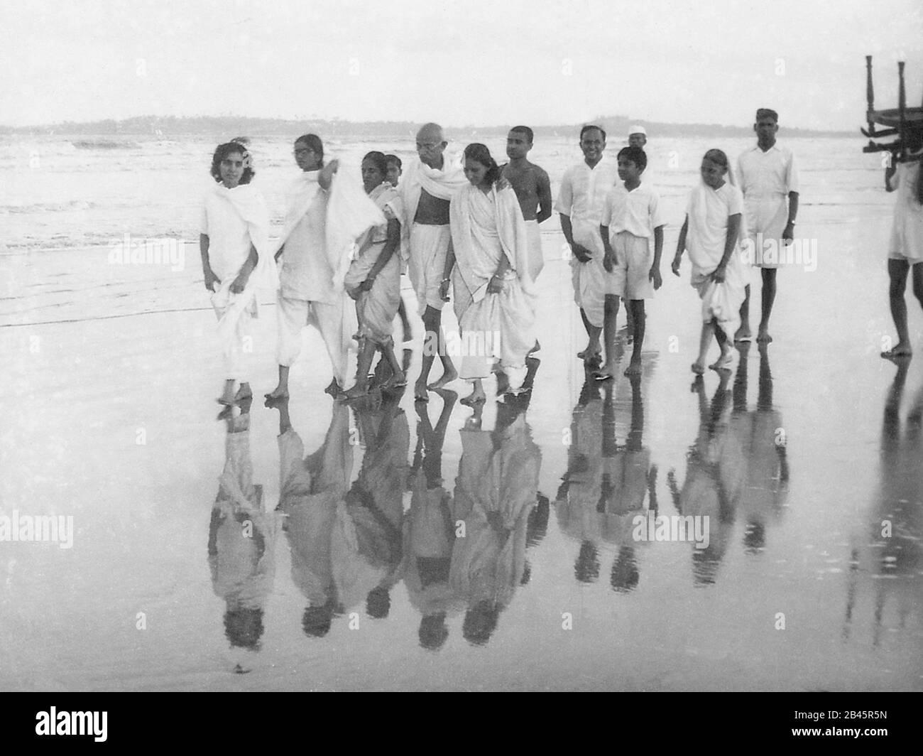 Mahatma Gandhi zu Fuß am Juhu Beach, Bombay, Mumbai, Maharashtra, Indien, Asien, Mai 1944, altes Bild des Jahrgangs 1900 Stockfoto