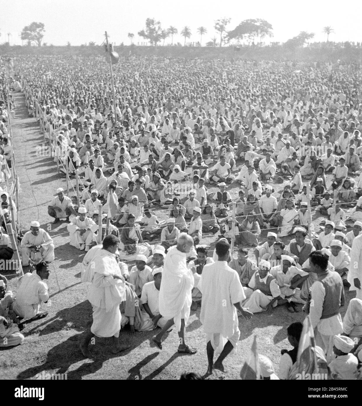 Mahatma Gandhi bei einem Massentreffen in Westbengalen, Indien, Asien, 1945, altes Bild des Jahrgangs 1900 Stockfoto