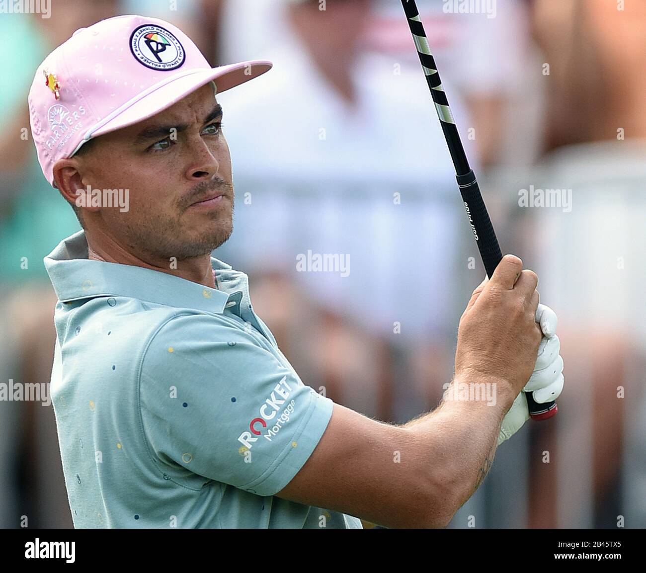 Orlando, Vereinigte Staaten. März 2020. 5. März 2020 - Orlando, Florida, Vereinigte Staaten - Rickie Fowler von den Vereinigten Staaten T-Stücke weg auf der ersten Bohrung während der ersten Runde des Arnold Palmer Invitational Golfturniers im Bay Hill Club & Lodge am 5. März 2020 in Orlando, Florida. Credit: Paul Hennessy/Alamy Live News Stockfoto