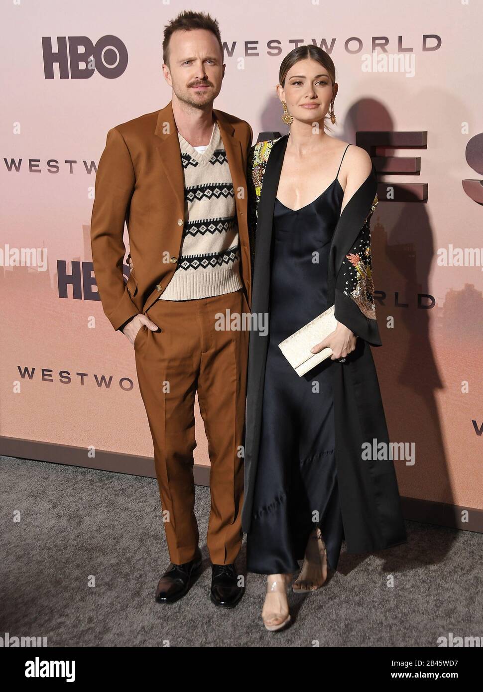 Los Angeles, USA. März 2020. (L-R) Aaron Paul und Lauren Parsekian in der WESTWORLD Season 3 Premiere von HBO im TCL Chinese Theatre in Hollywood, CA am Donnerstag, 5. März 2020. (Foto Von Sthanlee B. Mirador/Sipa USA) Kredit: SIPA USA/Alamy Live News Stockfoto