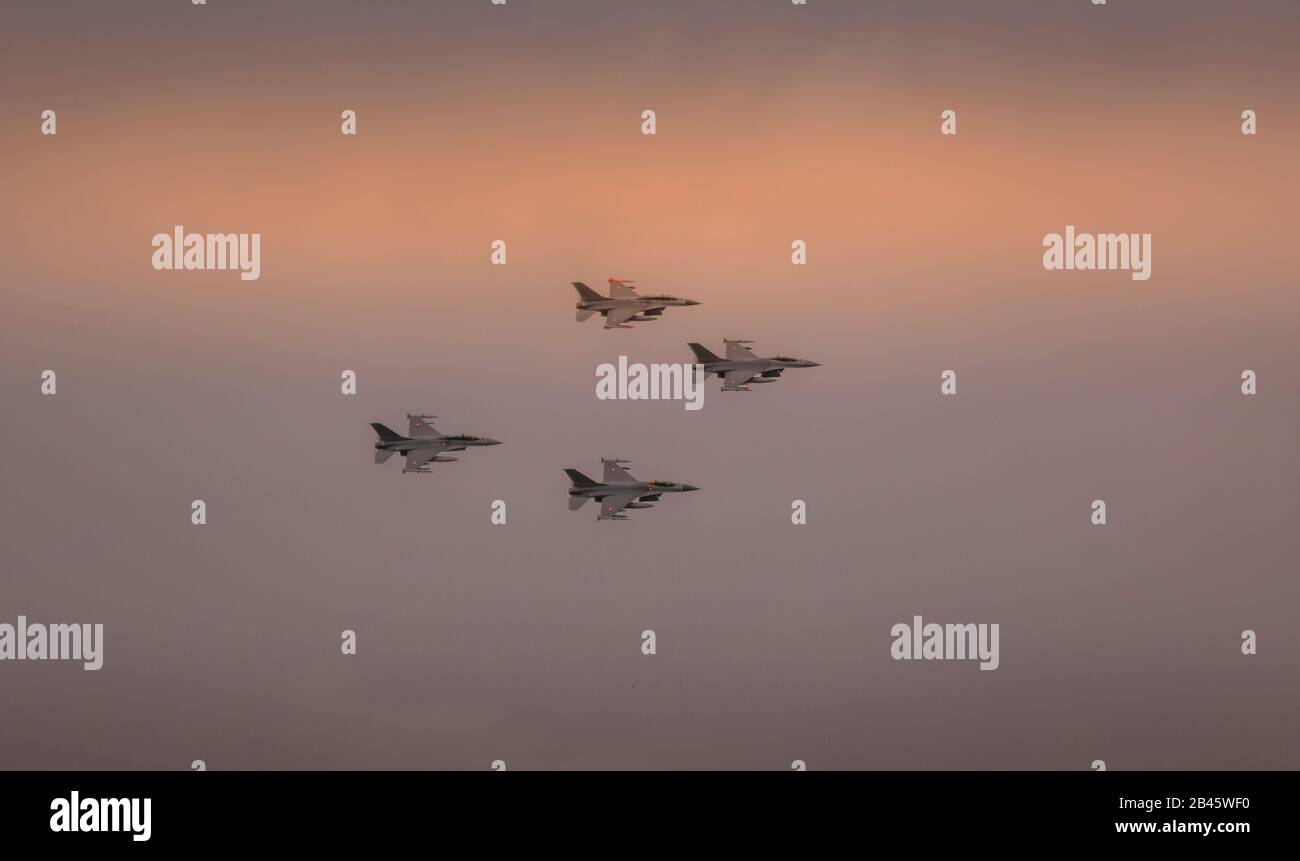 Aalborg, Dänemark - 14. Juni 2018: Luftschau auf dem Militärflughafen Aalborg an einem regnerischen Tag. Stockfoto