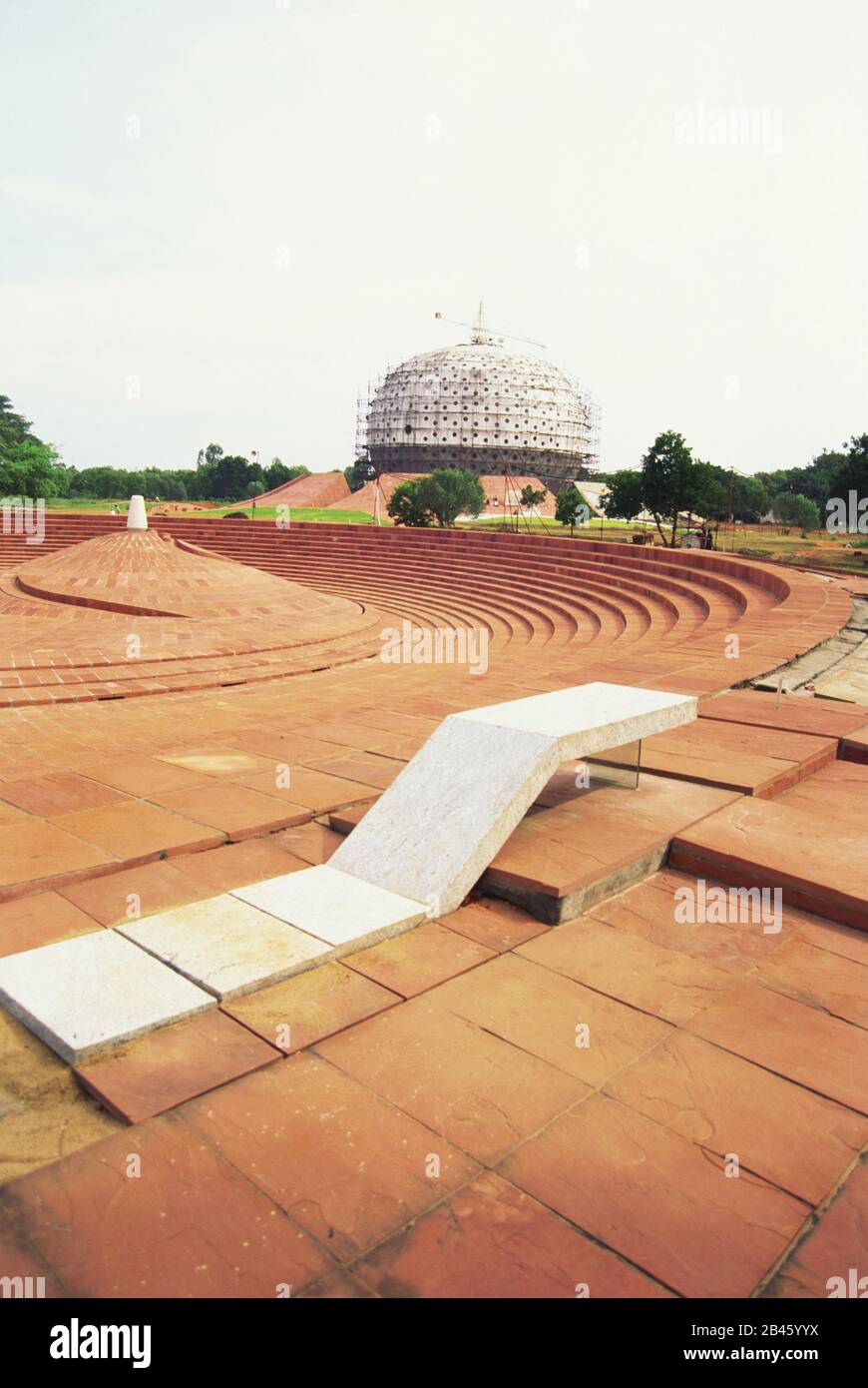 Matrimandir im Bau, Auroville, Pondicherry, Puducherry, Tamil Nadu, Indien, Asien Stockfoto