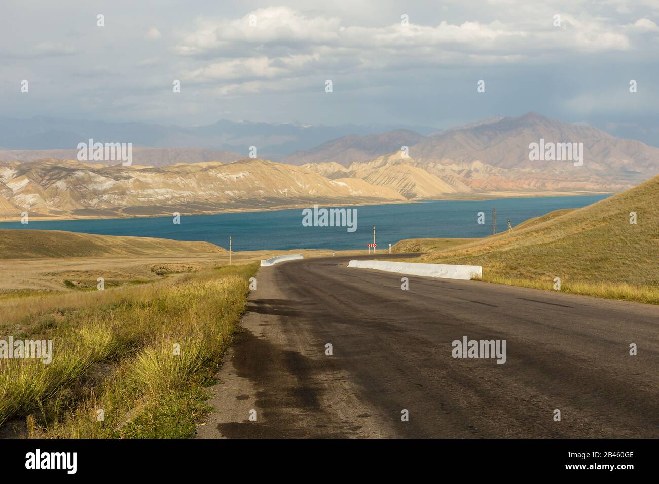 Straße zum Toktogul Reservoir, dem Reservoir auf dem Gebiet des Toktogul Distrikts der Region Jalal-Abad in Kirgisistan. Stockfoto