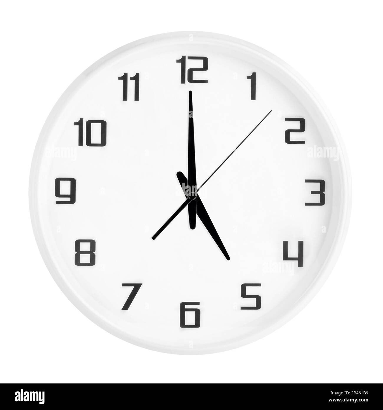 Weiße runde Bürouhr, die fünf Uhr isoliert auf weißem Hintergrund zeigt  Stockfotografie - Alamy