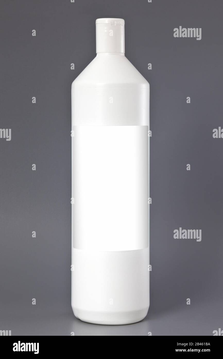 Reinigungsprodukte. Reinigungsmittel-Kunststoffflasche auf grauem Hintergrund isoliert, mit Leerzeichen für Text. Stockfoto