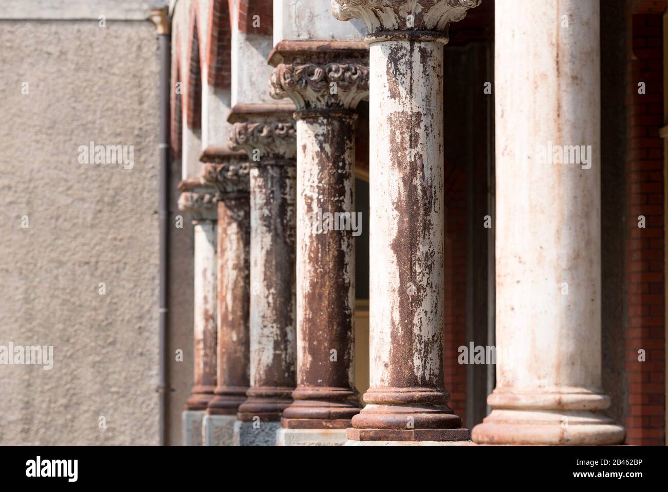 Eine Nahaufnahme der Säulen im toskanischen Stil, die Teil eines der Gebäude im Abbotsford Convent in der Nähe von Melbourne, Victoria, Australien sind Stockfoto