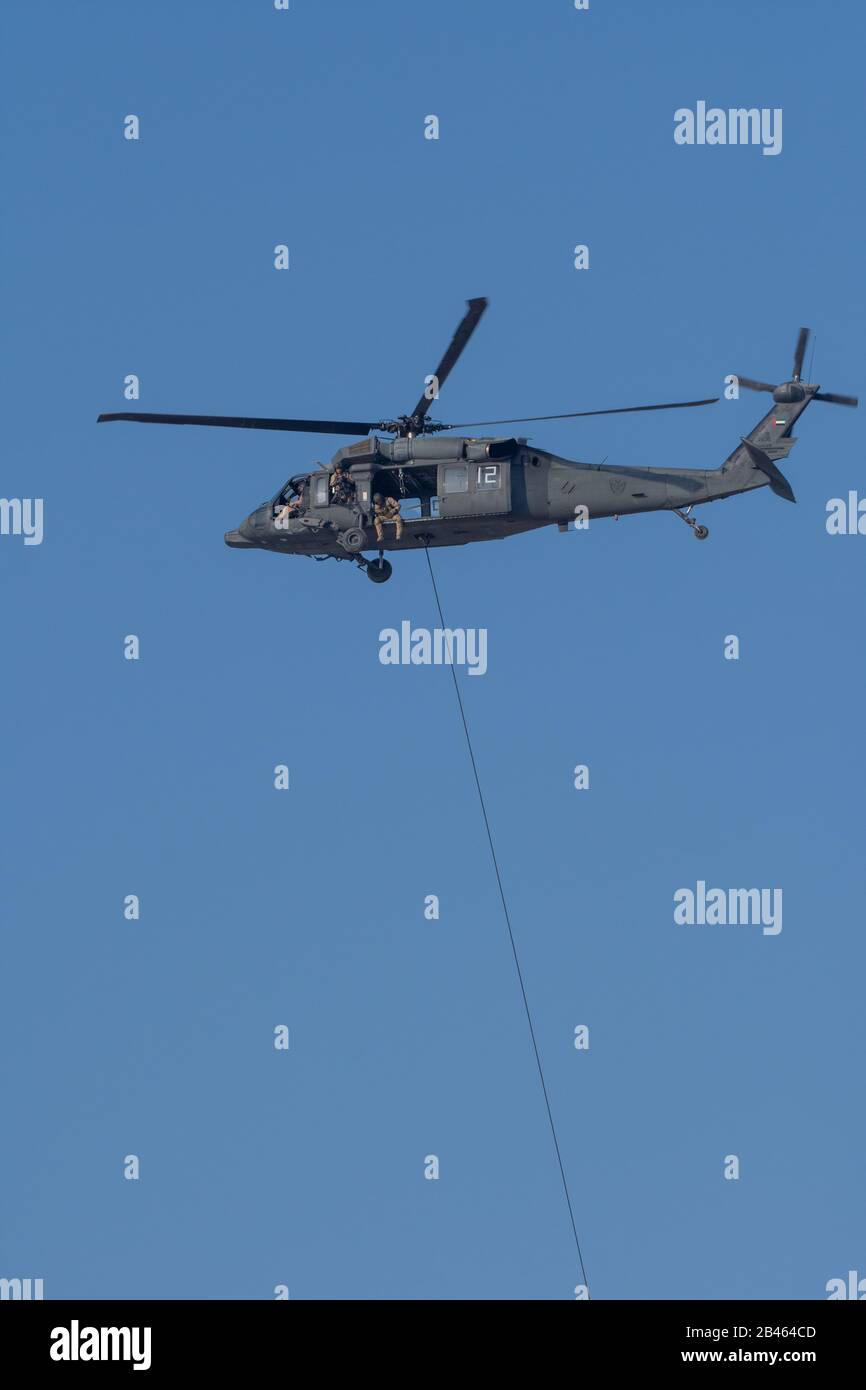 Militärteam im Konflikt, das die Menschen mit dem Hubschrauber wieder absaugt. Im Nahostkonflikt ein Seil am Zerkleinerer abwerfen. Stockfoto