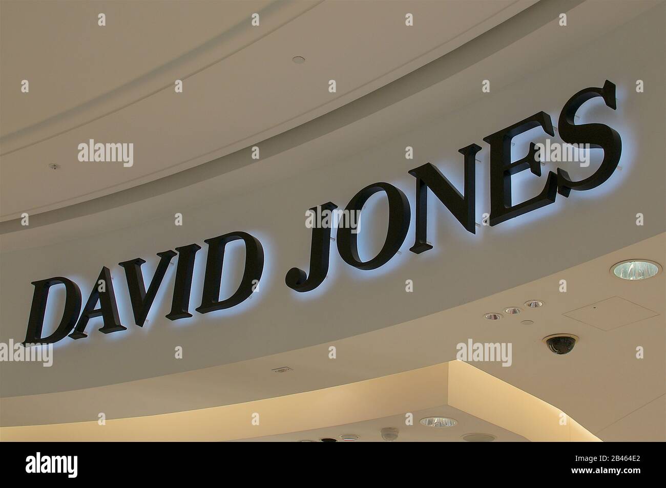 Brisbane, QLD, Australien - 26. Januar 2020: David Jones Logo hängt in der Queens Plaza Mall. David Jones (Kolloquial-Djs) ist ein australisches Upma Stockfoto
