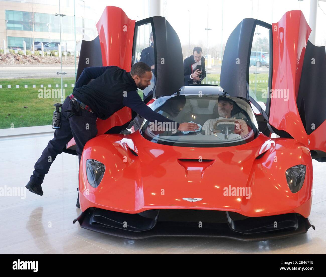 Der neue Aston Martin Valhalla wird im Silverlink Shopping Park in Wallsend, Newcastle, gezeigt. Stockfoto