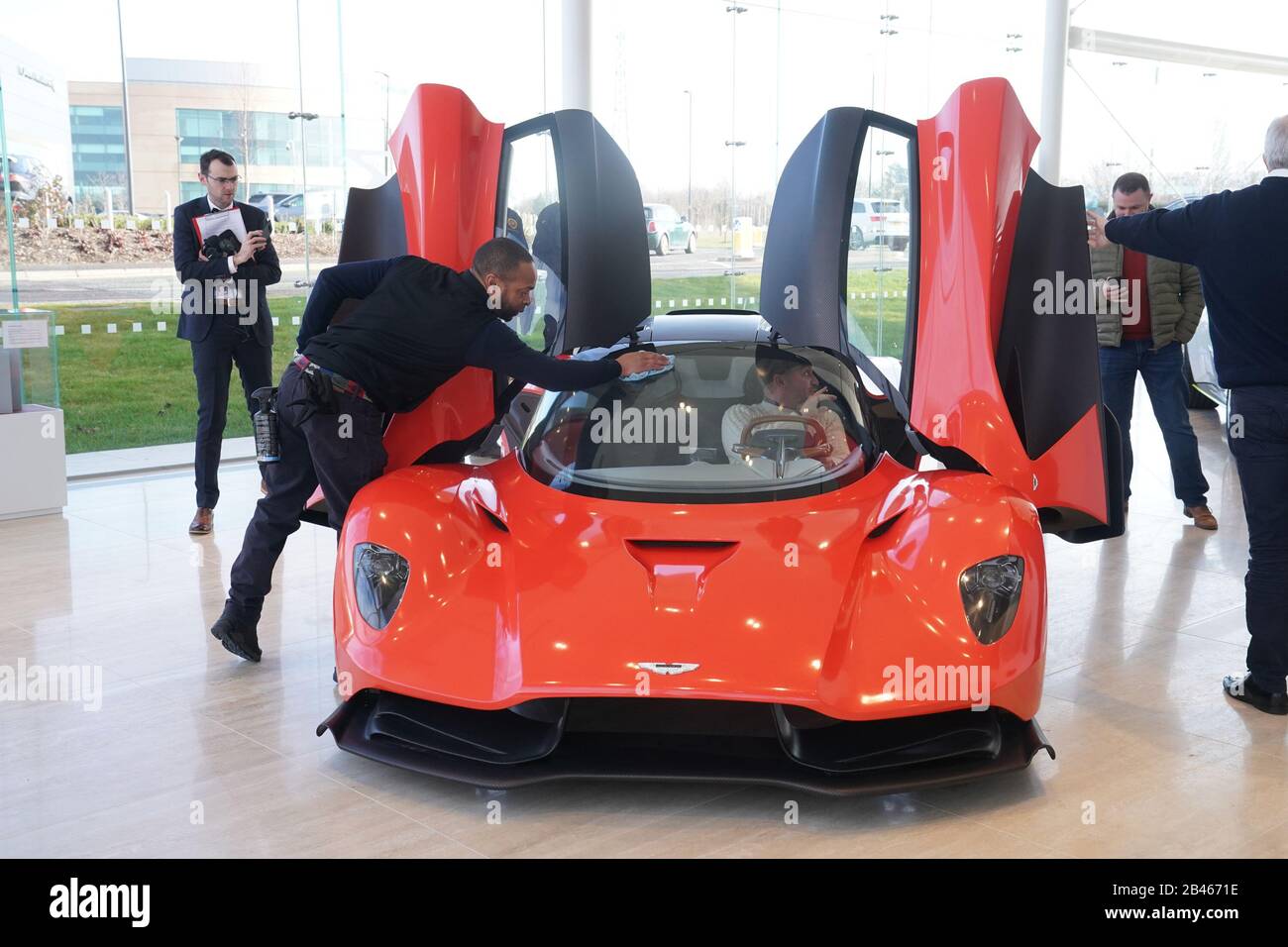 Der neue Aston Martin Valhalla wird im Silverlink Shopping Park in Wallsend, Newcastle, gezeigt. Stockfoto