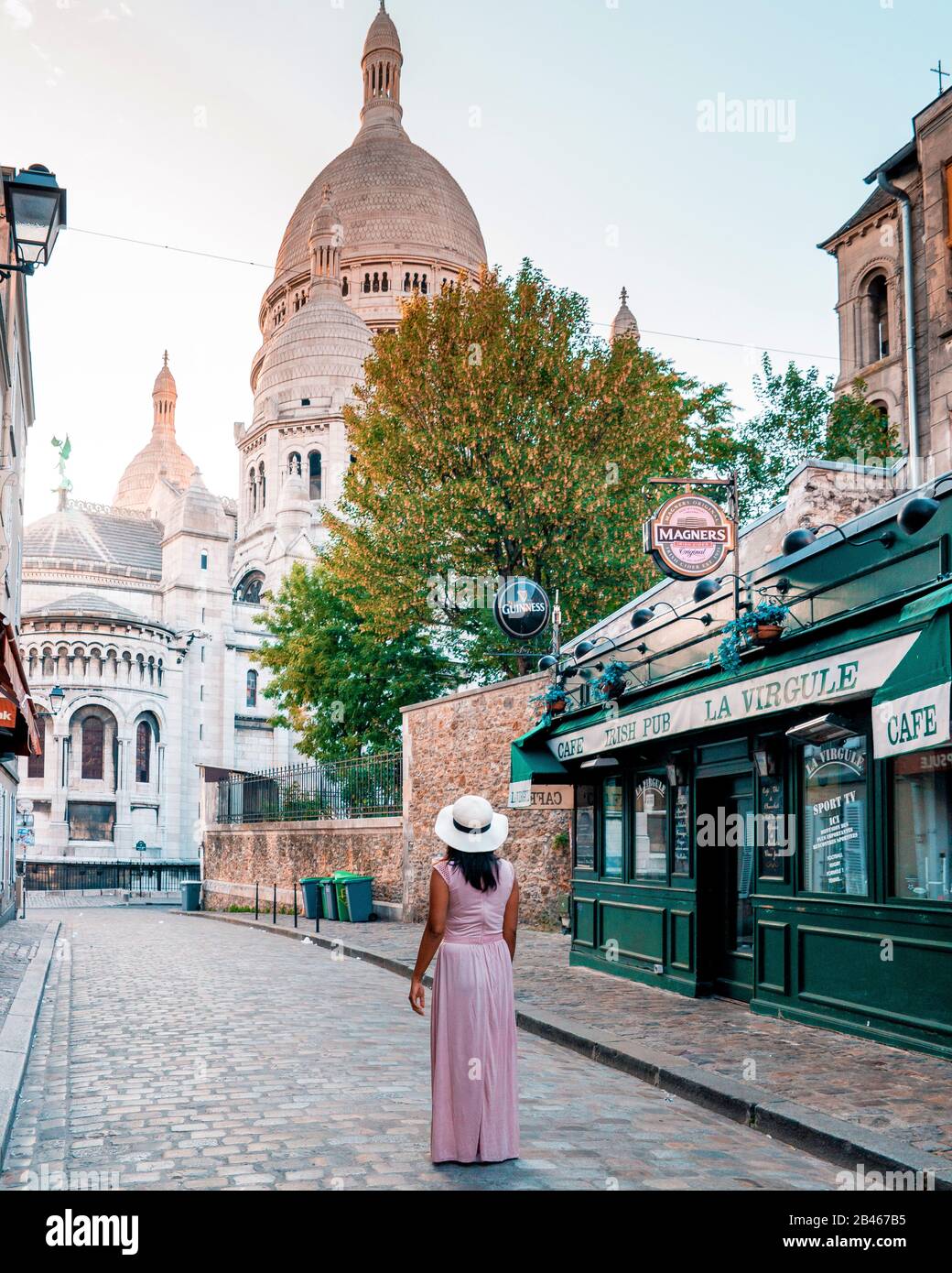 Paris France September 2018, Straßen von Montmartre am frühen Morgen mit Cafés und Restaurants, bunter Straßenblick im La Maison Rose Stockfoto
