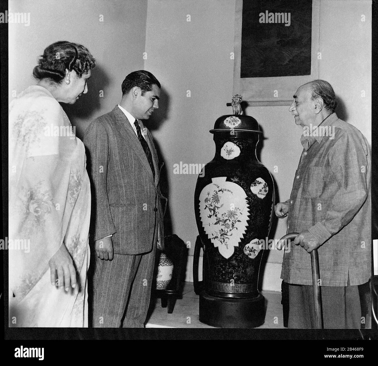 Sir Cowasji Jehangir, 2nd Baronet, GBE, KCIE, und Lady Cowasji Jehangir, in der Residenz, Bombay, Mumbai, Maharashtra, Indien, Asien, 1956, altes Vintage 1900s Bild Stockfoto