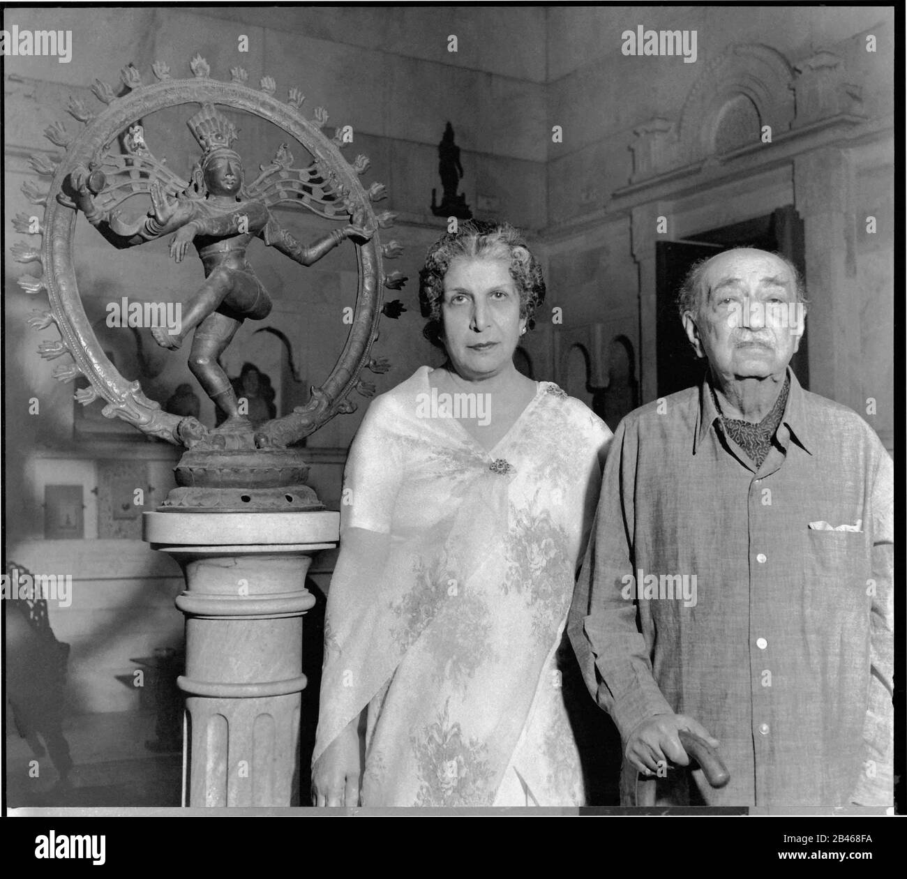 Sir Cowasji Jehangir, 2nd Baronet, GBE, KCIE, und Lady Cowasji Jehangir, in der Residenz, Bombay, Mumbai, Maharashtra, Indien, Asien, 1956, altes Vintage 1900s Bild Stockfoto