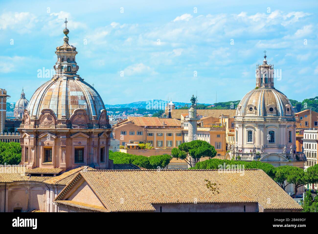 Kuppeln in der historischen Architektur Roms schließen sich, Italien, an Stockfoto
