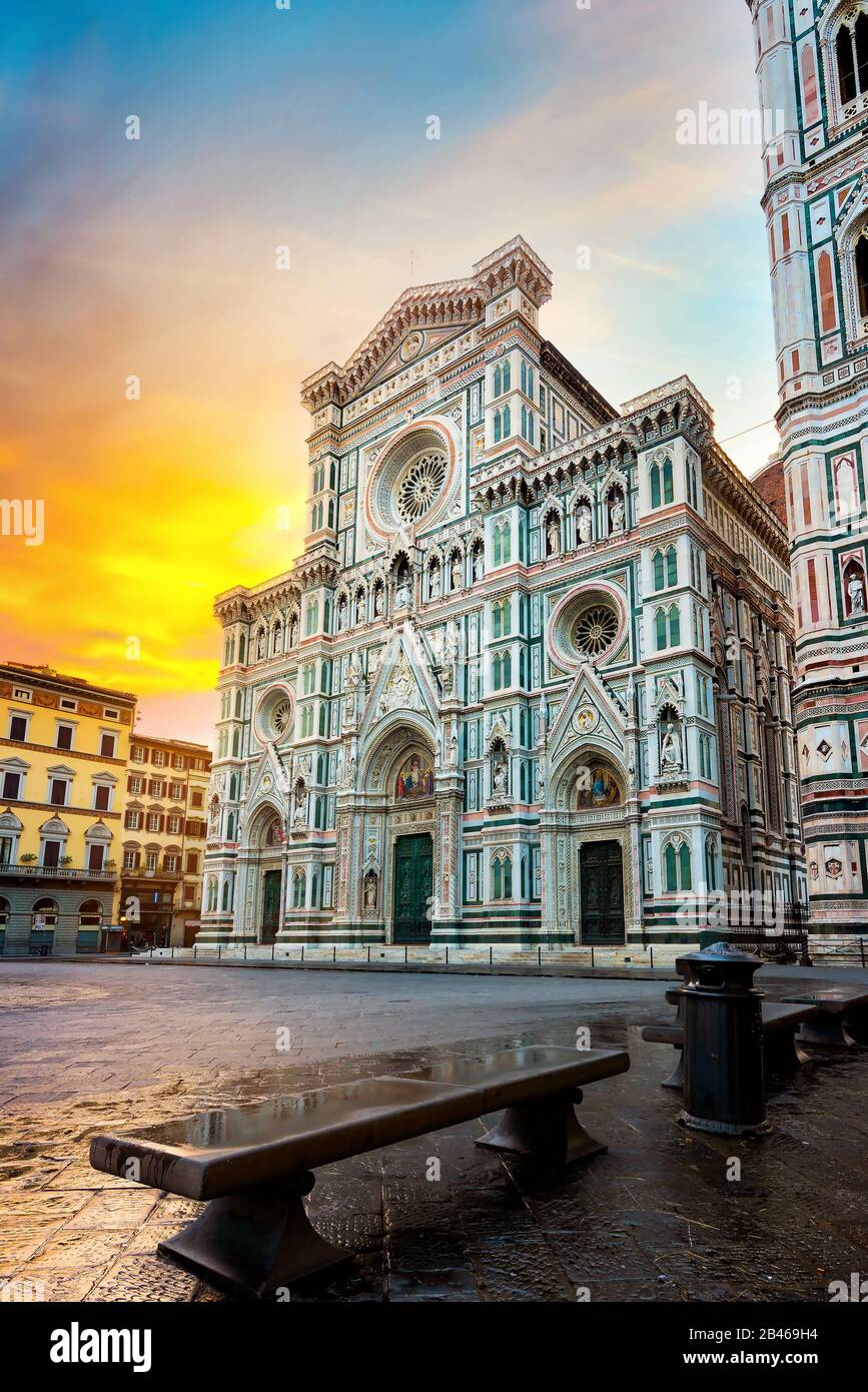Fassade des berühmten Basilika in Florenz bei Sonnenaufgang Stockfoto