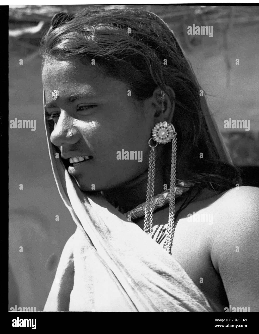 Indische ländliche Frau trägt silberne Halskette und silbernen Ohrring, Uttar Pradesh, Indien, Asien, 1955, alter Jahrgang 1900s Bild Stockfoto