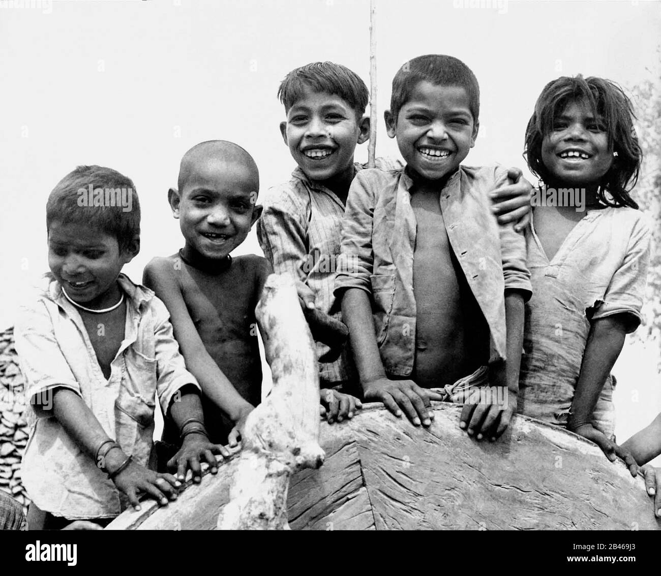 Indische glückliche ländliche Kinder lächelnd, Uttar Pradesh, Indien, 1953, alter Jahrgang 1900s Bild Stockfoto