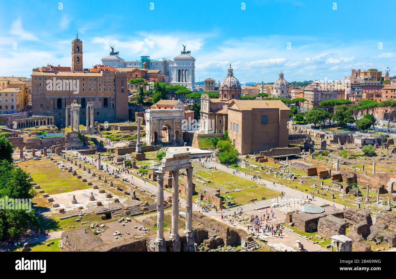 Ruinen des Forum Romanum im Sommer, Italien Stockfoto