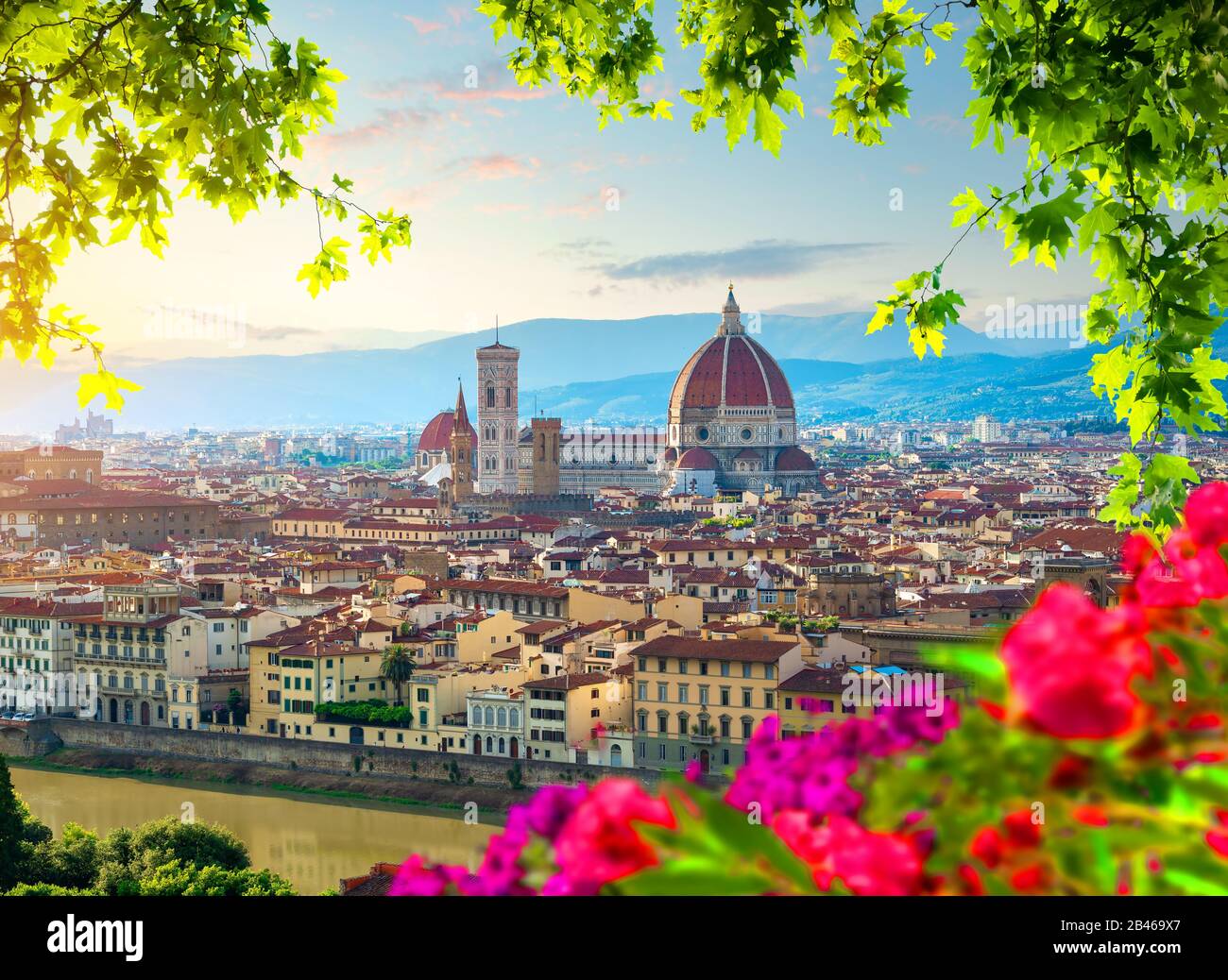Marienkathedrale und Blumen in Florenz, Italien Stockfoto