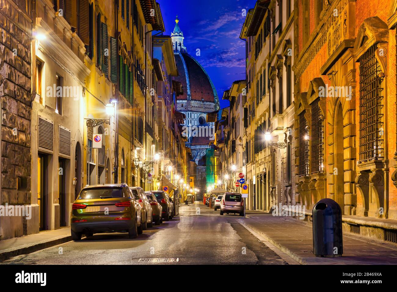 Straße von Florenz und der berühmten Kathedrale in den frühen Morgenstunden Stockfoto