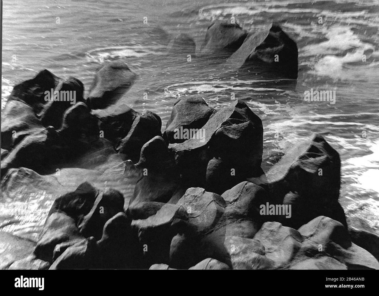 Strand, Wasser und Felsen, Uttan Strand, Uttan, Mira Bhayandar, Maharashtra, Indien, Asien, 1975, altes Jahrgangsbild aus dem 19. Jahrhundert Stockfoto