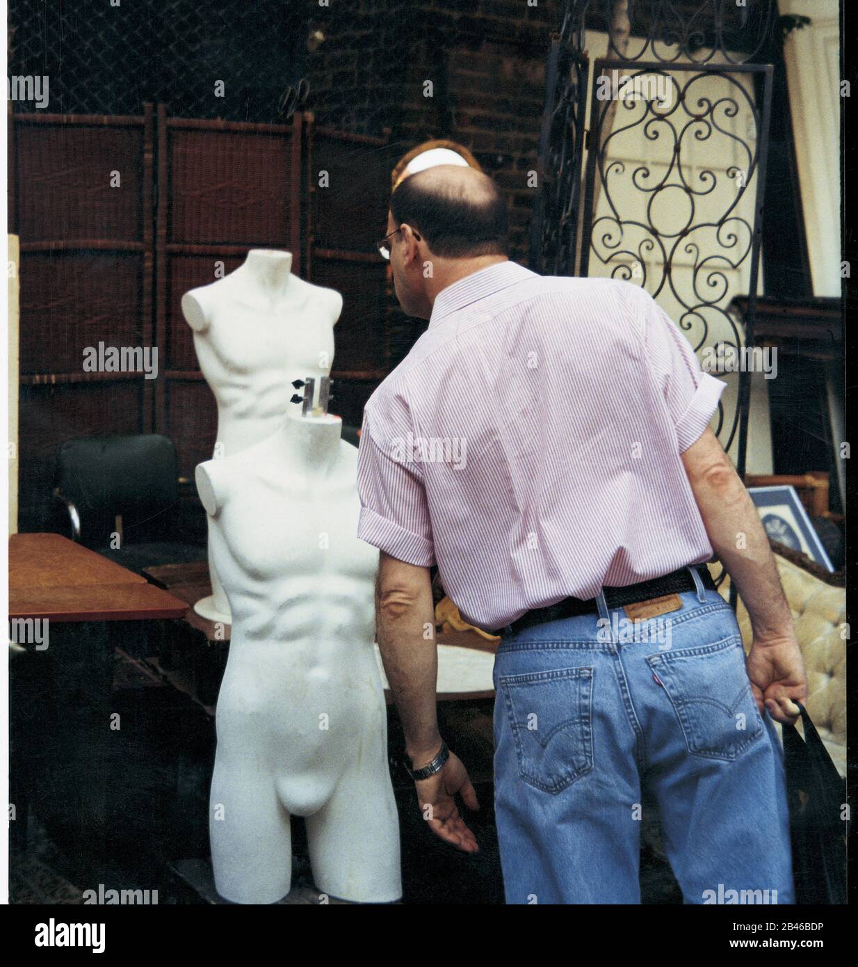 Mann mit Blick auf Schaufensterpuppe, New York, Vereinigte Staaten von Amerika, USA, 1999, alter Jahrgang 1900s Bild Stockfoto