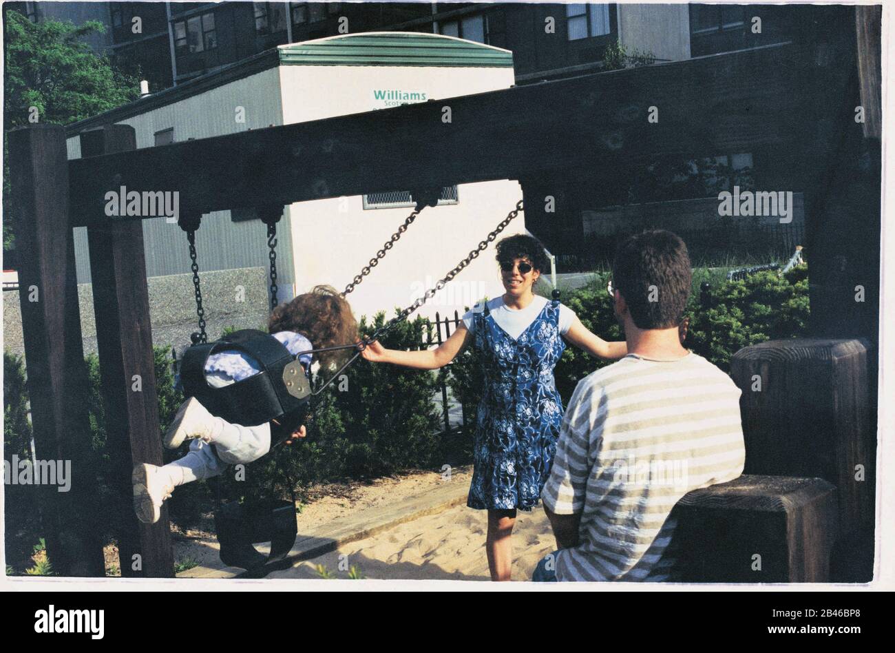 Baby auf Schaukel, New York, Vereinigte Staaten von Amerika, USA, 1999, alter Jahrgang 1900s Bild Stockfoto