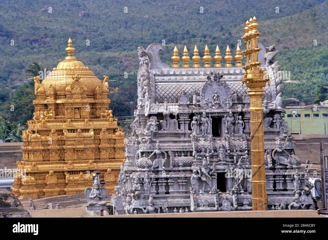 Ananda Nilayam, Aufenthaltsort des Glücks, glitzerndes vergoldetes Gopuram, Sanctum Sanctorum, Sri Venkateswara Swamy Vaari Tempel, Venkateswara Tempel, Tirumala, Tirupati, Chittoor, Andhra Pradesh, Indien, Asien Stockfoto