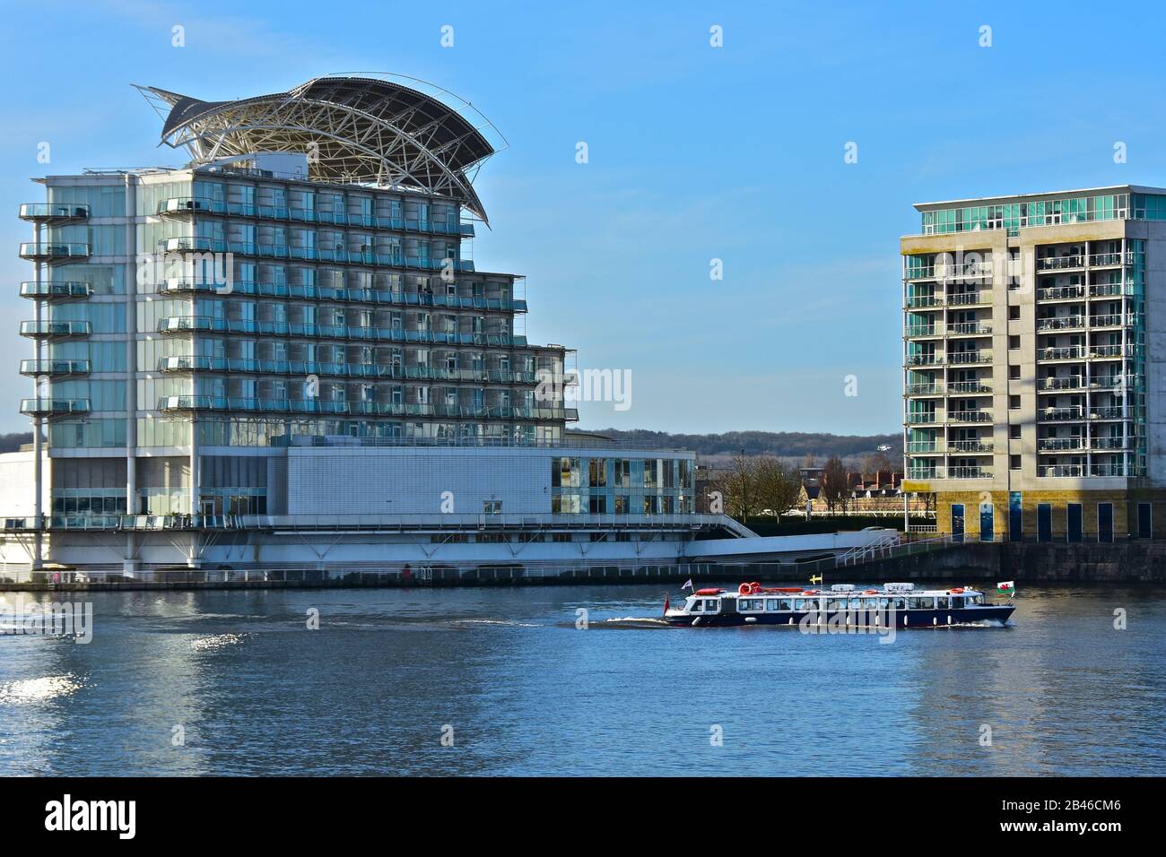 Das St David's Hotel & Spa ist ein 5-Sterne-Luxushotel, das hier von der gegenüber gelegenen Cardiff Bay aus gesehen wird. Bootstour zum Vergnügen. Stockfoto